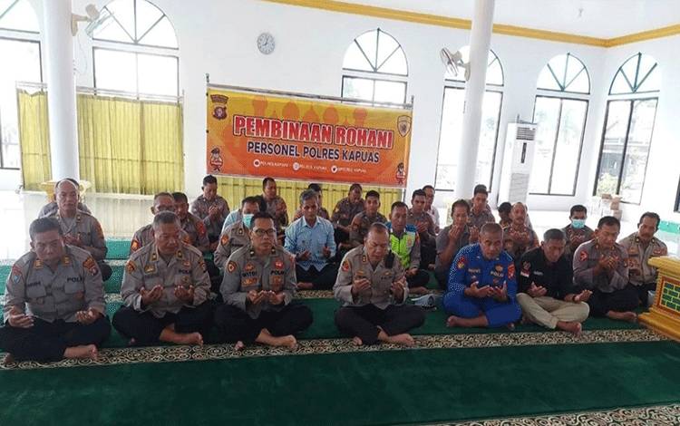 Anggota Polres Kapuas Ikuti Pembinaan Rohani dan Mental?Secara Virtual
