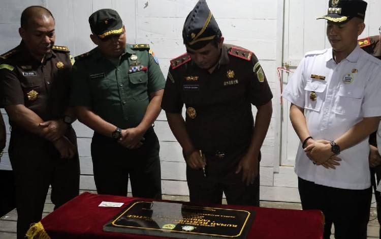 Bupati Gunung Mas Jaya S Monong (kanan) menghadiri peresmian rumah restorative justice Tambun Bungai di Desa Sumur Mas Kecamatan Tewah, Rabu, 22 Februari 2023. (FOTO: IST)