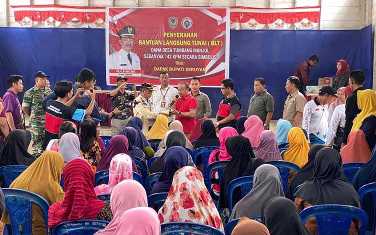 Bupati Seruyan Serahkan BLT di Desa Tumbang Manjul