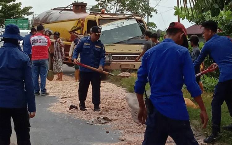 Disdamkarmat Kerahkan Pasukan Bersihkan Tumpahan CPO di Sampit akibat Kecelakaan Truk