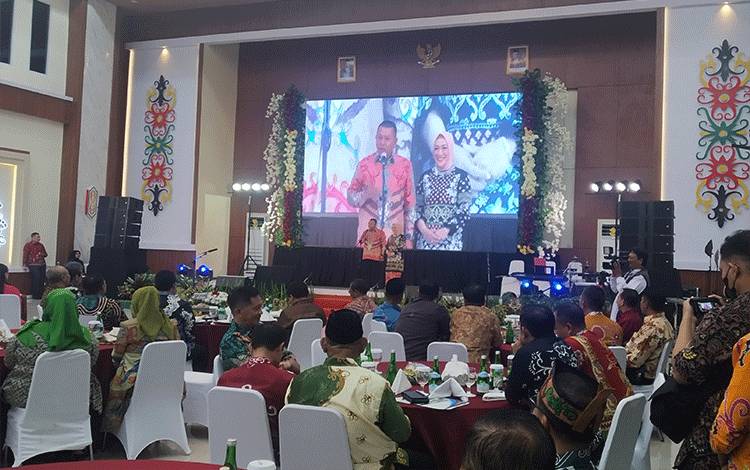 Penjabat Danrem 102 Panju Panjung yang lama, Brigjen TNI Yudianto Putrajaya dan istri saat menyampaikan sambutan (FOTO : NOPRI)