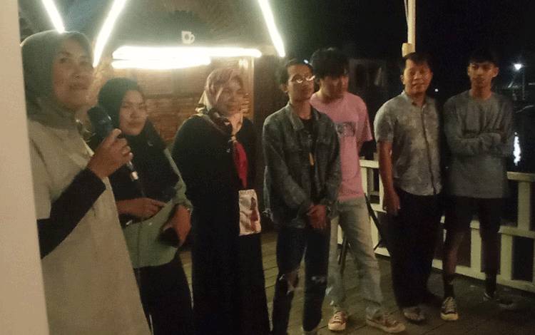 Jokes Keseharian Memancing Tawa Penonton Borneonews Open Mic di Cafe Tepi Arut