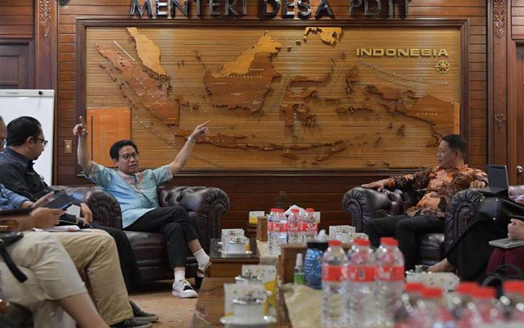 Mendes PDTT Abdul Halim Iskandar (kedua kiri) saat menerima Audiensi Sekretaris Otorita Ibu Kota Nusantara, di ruang kerjanya pada Jumat (24/2/2023). ANTARA/HO-Kemendes PDTT.