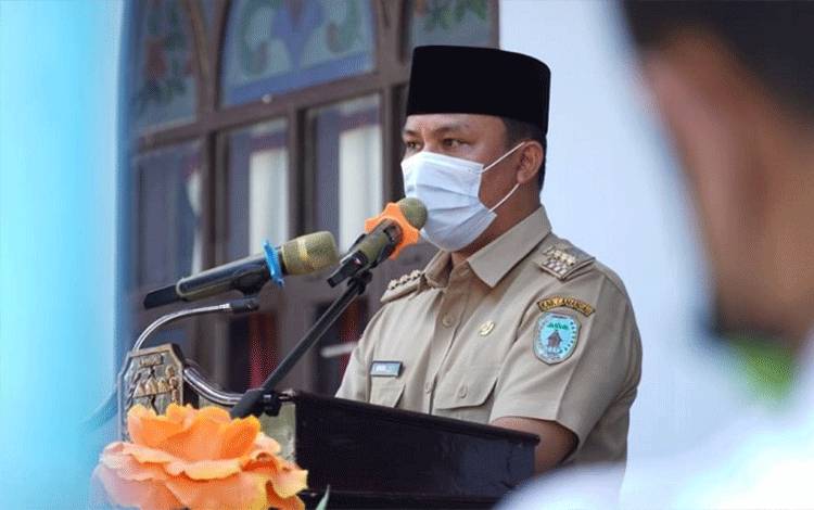 Bupati Hendra Lesmana membuka acara pembinaan Ormas. Ia minta semua Ormas di Kabupaten Lamandau ikuti aturan pemerintah. (FOTO : HENDI NURFALAH)