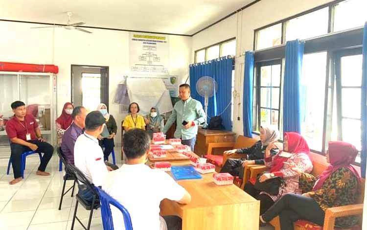 Anggota Komisi C DPRD Kota Palangka Raya, Sigit Widodo saat mengunjungi Rumah Singgah di Jalan Poncowati, Jumat kemarin.(FOTO: Dokumentasi pribadi Sigit Wido)