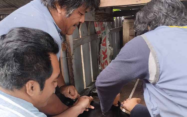 Pemberian vaksinasi rabies kepada hewan peliharaan masyarakat di Kelurahan Palangka, Kecamatan Jekan Raya. (FOTO: TESTI PRISCILLA)