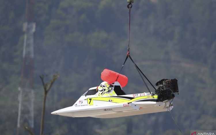 Angin Kencang Paksa Sesi Kualifikasi F1 Powerboat Danau Toba Ditunda