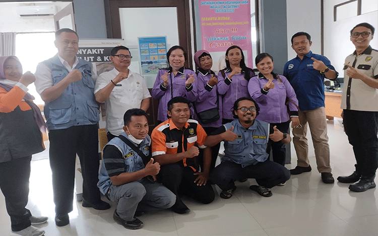 Sejumlah Vaksinator Rabies bersama jajaran pegawai di Bidang Kesehatan Masyarakat dan Veteriner, Dinas Pertanian dan Ketahanan atau DPKP Kota Palangka Raya.(FOTO: TESTI PRISCILLA)