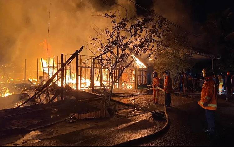 Petugas pemadam kebakaran saat melakukan pemadaman di lokasi kebakaran di Jalan Baamang 1, Kelurahan Baamang Hulu, Kecamatan Baamang, Kabupaten Kotim, Minggu, 26 Februari 2023. (FOTO: IST)