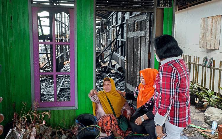 Wakil Bupati Kotim Memberikan Sejumlah Bantuan untuk Korban Kebakaran