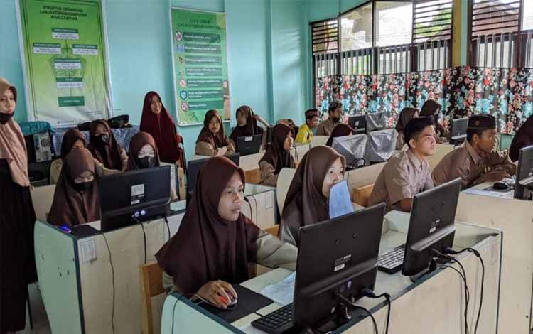 30 Peserta Didik MTsN 2 Kapuas Ikuti Tes SNPDB MAN Insan Cendekia Palangka Raya