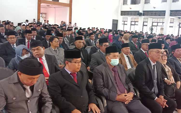 Pelantikan sejumlah pejabat yang terkena rotasi, mutasi dan promosi oleh Bupati Kotawaringin Timur Halikinnor, Senin, 27 Februari 2023. (FOTO: DEWIP)