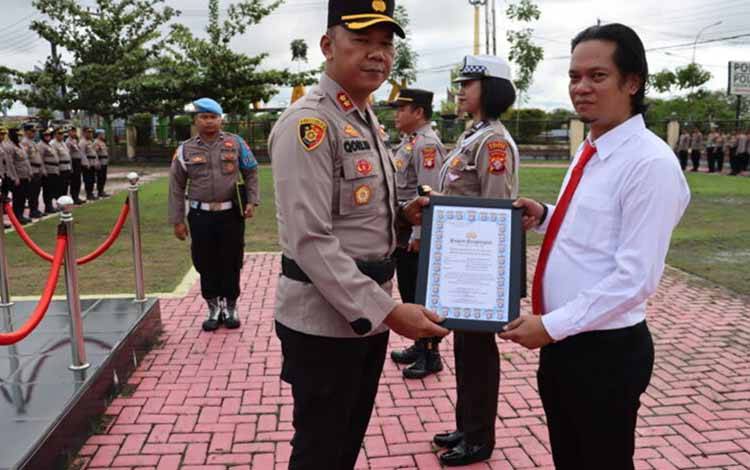 Kapolres Kapuas Pimpin Upacara Pemberian Penghargaan Personel Berprestasi