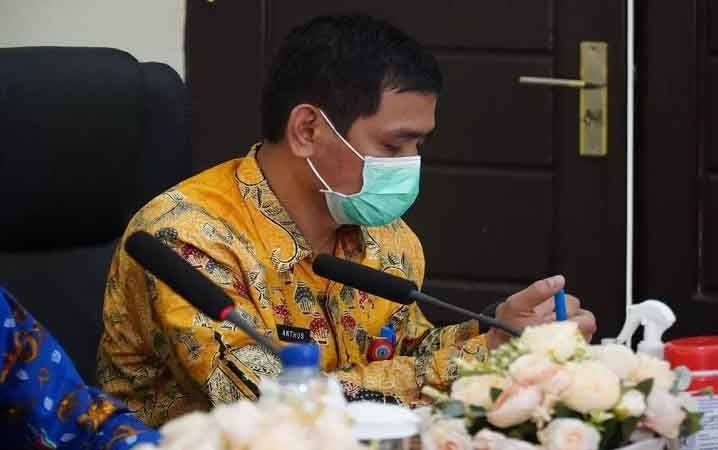 Plt Kadisdukcapil Lamandau Kamini Anthus saat mengikuti rapat koordinasi bersama pimpinan OPD lingkup Pemkab Lamandau. (FOTO : HENDI NURFALAH)