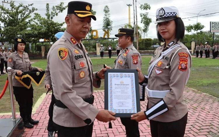 Personel Polwan Satlantas Polres Kapuas Terima Penghargaan dari Kapolres