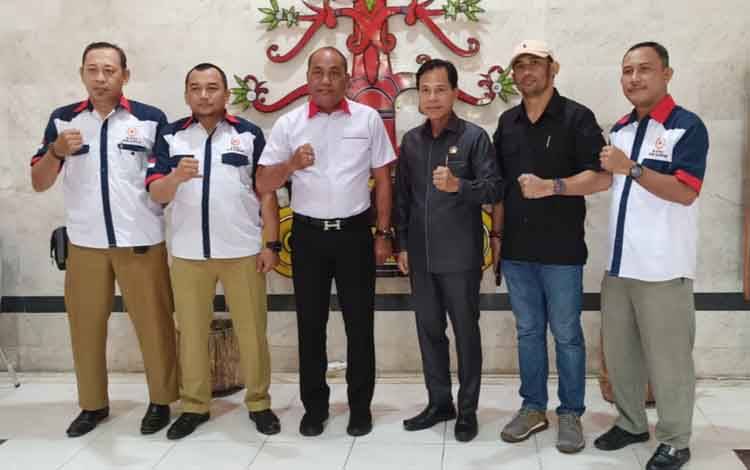 Jajaran Komisi IV DPRD Kapuas bersama pengurus KONI Kapuas seusai rapat. (FOTO: DODI)