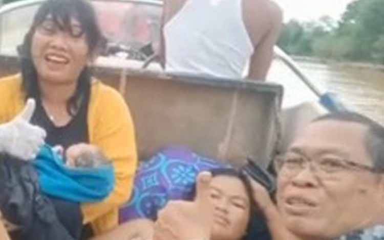 Perjuangan Bidan Bantu Warga Desa Rangda Melahirkan di Atas Spead Boat