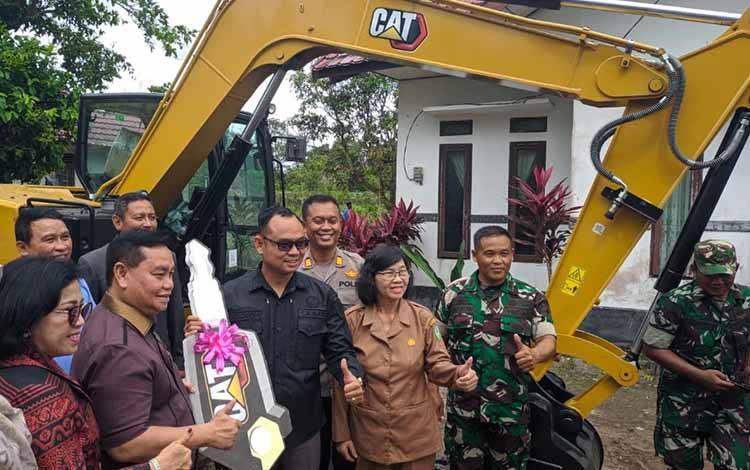 Bantuan Excavator Mengurangi Beban APBD Kotim