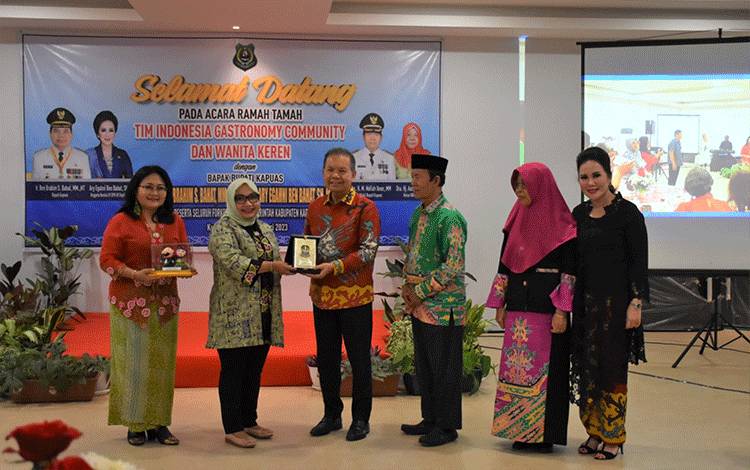 Bupati Kapuas Ben Brahim S Bahat saat menerima kunjungan Tim IGC dan Tim Wanita KEREN. (FOTO: IST)