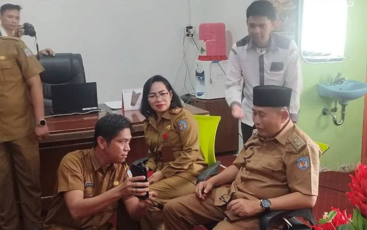 Wakil Bupati Mura Rejikinoor, S.Sos saat direkam menggunakan aplikasi Identitas Kependudukan Digital, di Kantor Dinas Kependudukan dan Catatan Sipil beberapa waktu lalu.