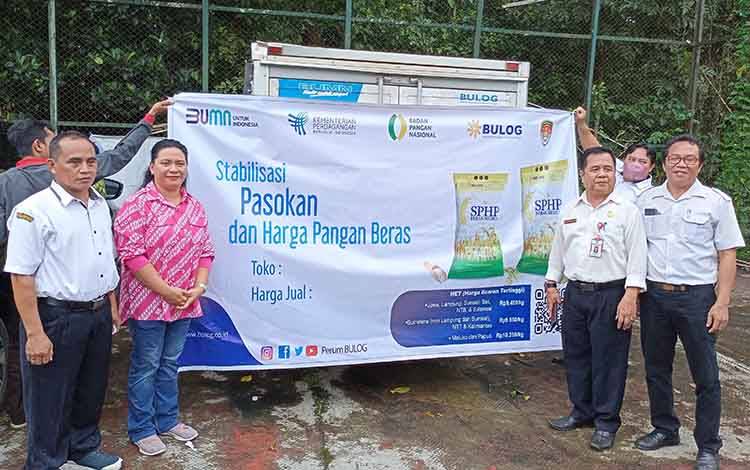 Perum Bulog Cabang Buntok saat kegiatan Stabilisasi Pasokan Harga Pangan pada Bazar Pangan Murah di Tamiang Layang, Rabu, 1 Maret 2023. (FOTO: BOLE MALO)