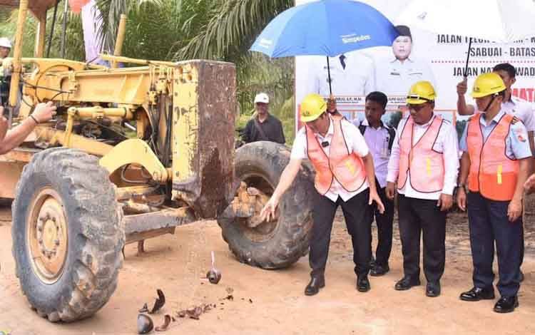 Pemkab Kobar Tingkatkan Pemeliharaan Jalan Pesisir Kumai Melalui Program CSR Konsorsium