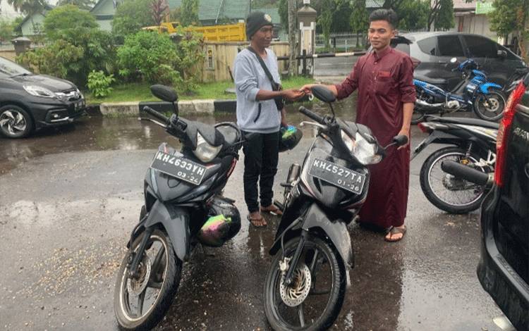 Serahterima sepeda motor yang sebelumnya sempat dinyatakan hilang di Polsek Pahandut Palangka Raya, Rabu, 1 Maret 2023.?(FOTO : IST)