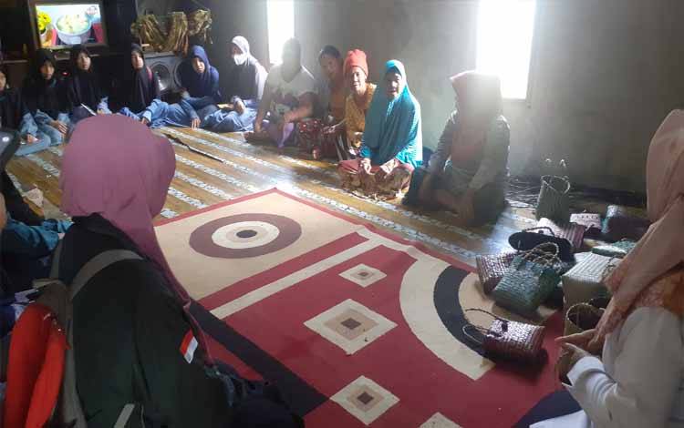 Pertemuan KPH Kobar dan anak sekolah STP Khoiru Ummah Pangkalan Bun dengan Kades serta Ibu pengrajin purun di Desa Natai Baru, Rabu, 1 Maret 2023 (FOTO: NURITA)