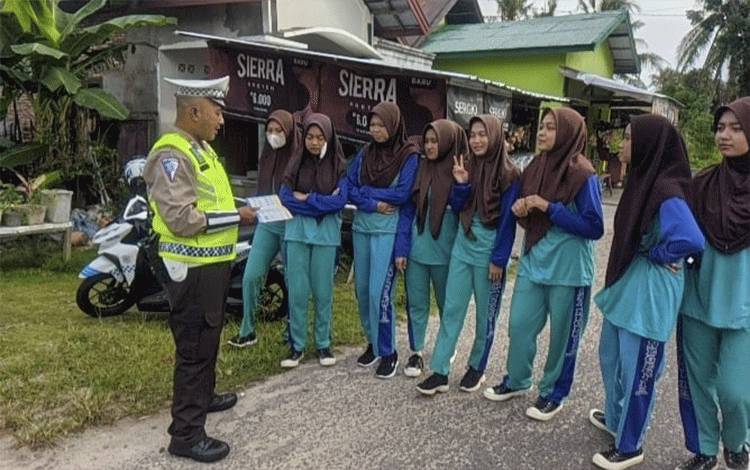 Satlantas Polres Seruyan Edukasi Pelajar Tertib Lalu Lintas