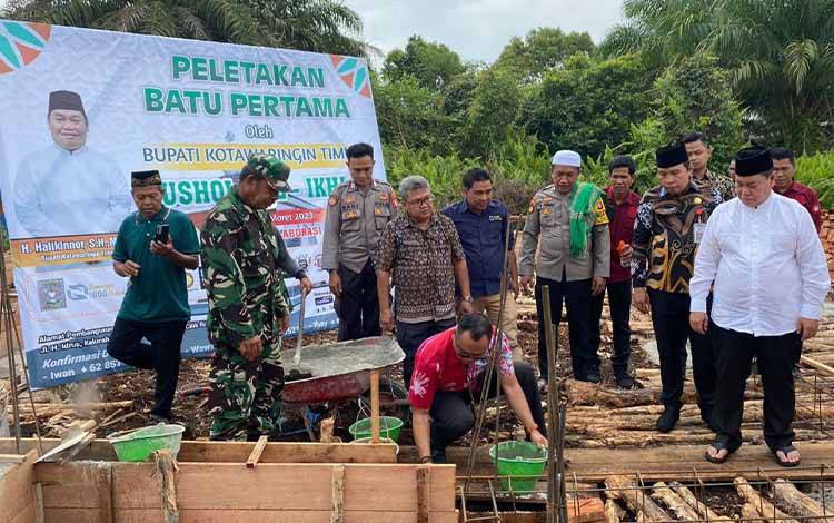Bupati Kotawaringin Timur Halikinnor melakukan peletakkan batu pertama Musala Al Ikhlas, Kamis, 2 Maret 2023. (FOTO: DEWIP)