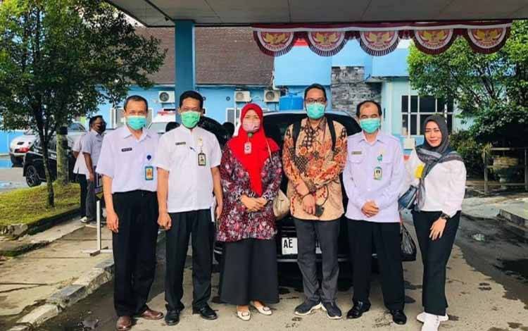 Jajaran manajemen RSUD Kuala Kapuas saat menerima Tim KARS, belum lama ini. (FOTO: IST)