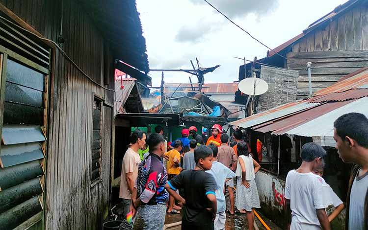 Satu Rumah di Kawasan Padat Penduduk Hangus Terbakar