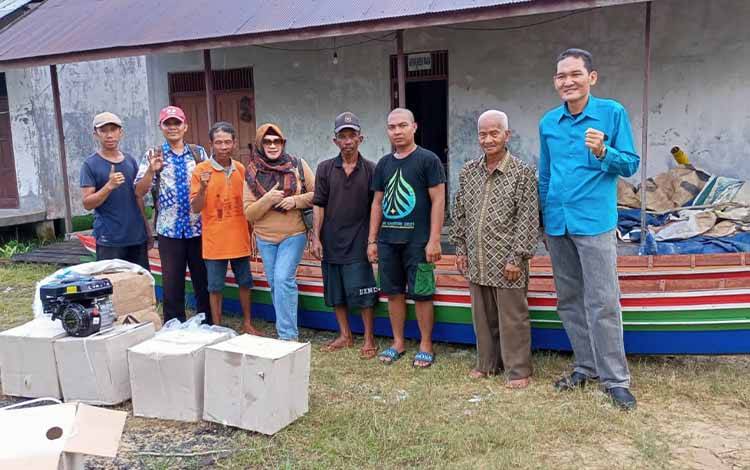 Anggota DPRD Kapuas Ini Beri Bantuan ke Kelompok Nelayan Panamas