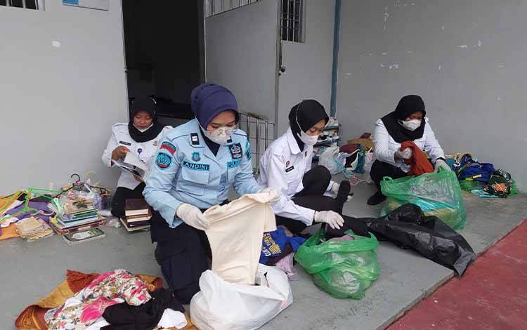 Lapas Perempuan Kelas IIA Palangka Raya Razia Kamar Hunian