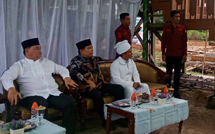 Bupati Kotawaringin Timur, Halikinnor dan Sekretaris Daerah, Fajrurrahman menghadiri peletakan batu pertama Musala Al-Ikhlas di Kelurahan Baamang Barat, Kamis, 2 Maret 2023. (FOTO: DEWIP)?