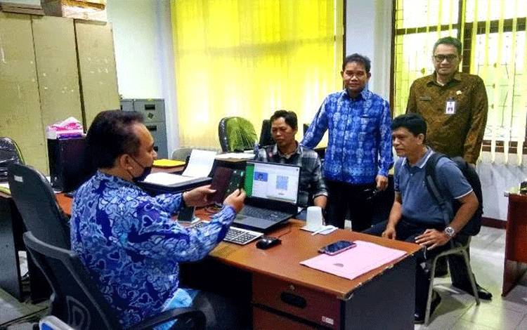 Dinas Kependudukan dan Pencatatan Sipil Barito Utara sedang melayani migrasi KTP-el atau aktivasi IKD di Muara Teweh, Kamis (2/3/2023). ANTARA/Dokumen Pribadi