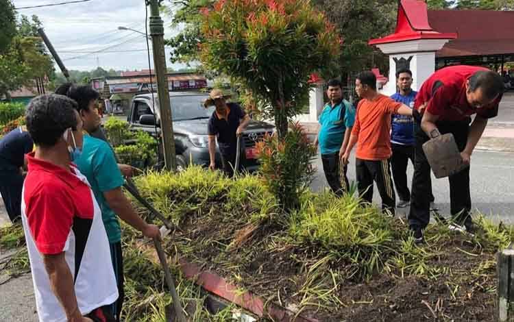 ASN di Lingkungan Setda Kobar Gotong Royong Percantik Lingkungan Kantor