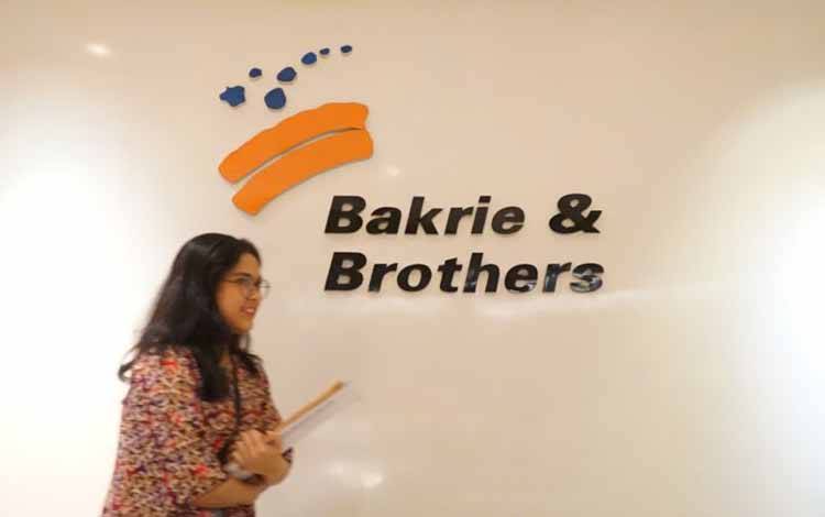 Seorang karyawati melewati logo PT Bakrie & Brothers Tbk (BNBR). Laporan keuangan perusahaan tahun buku 2022 yang terbit pada Jumat, 3 Maret 2023 menyebutkan perusahaan meraih pendapatan bersih Rp3,62 triliun sepanjang 2022 yang secara year-on-year (yoy) naik 52,16 persen dibandingkan tahun sebelumnya Rp2,38 triliun. ANTARA/HO-BNBR