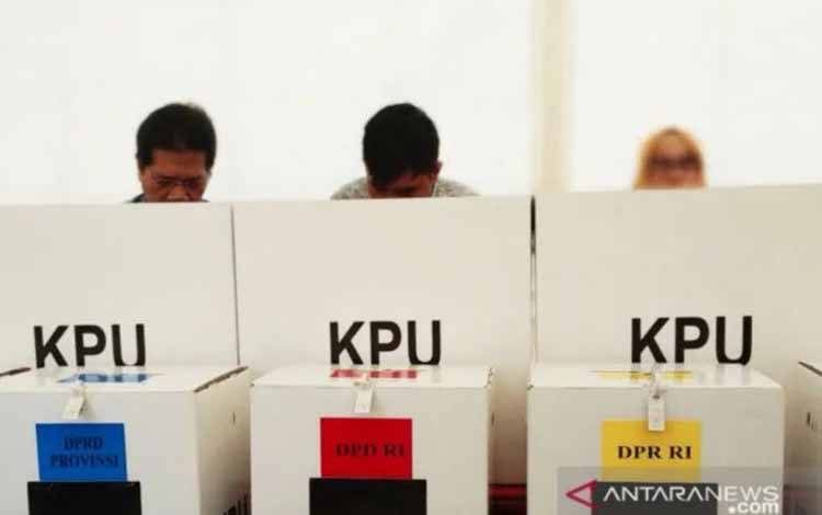 Ilustrasi - Warga menentukan pilihan politiknya di kotak suara pada pemilu. (ANTARA/Darwin Fatir)
