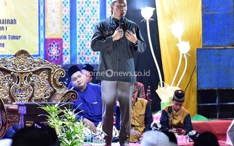 Bupati Hendra Lesmana memberikan sambutan pada acara pengajian di Masjid Sirojul Munir Desa Suka Maju, Kecamatan Bulik Timur. (FOTO : HENDI NURFALAH)