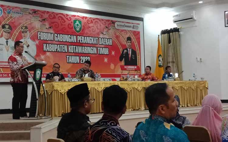 Bupati Kotawaringin Timur, Halikinnor memberikan sambutan dalam audiensi observasi calon desa anti korupsi. (FOTO: DEWIP)?