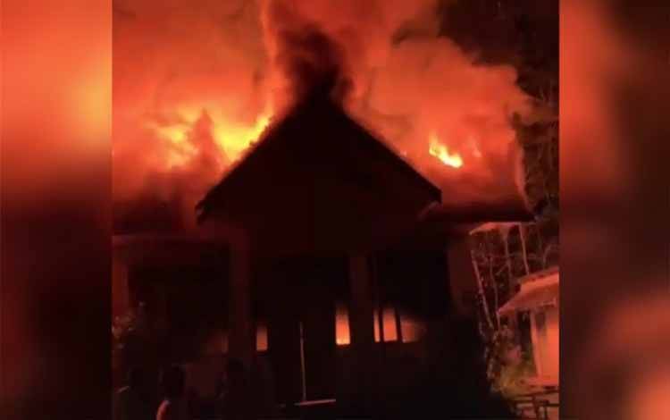 Gedung Perpustakaan SDN 2 Anjir Serapat Timur Kapuas Terbakar