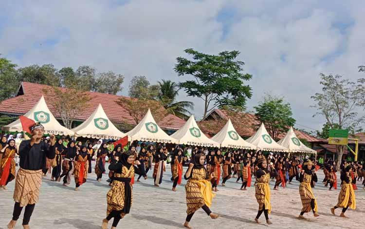 Tari Kolosal Ratusan Siswa Meriahkan HUT ke 44 SMPN 3 Sampit