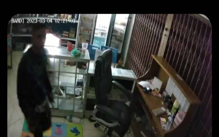 Pelaku pencurian terekam layar kamera pengawas atau CCTV di Toko BRI Link (FOTO:IST)