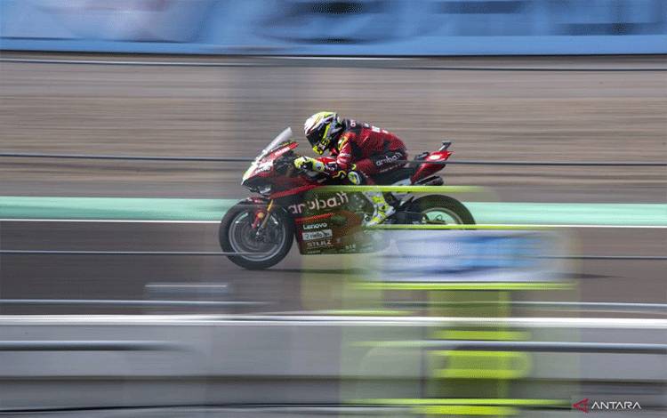 Bautista Tumbangkan Toprak di Race 1 WSBK Mandalika, Rinaldi Out