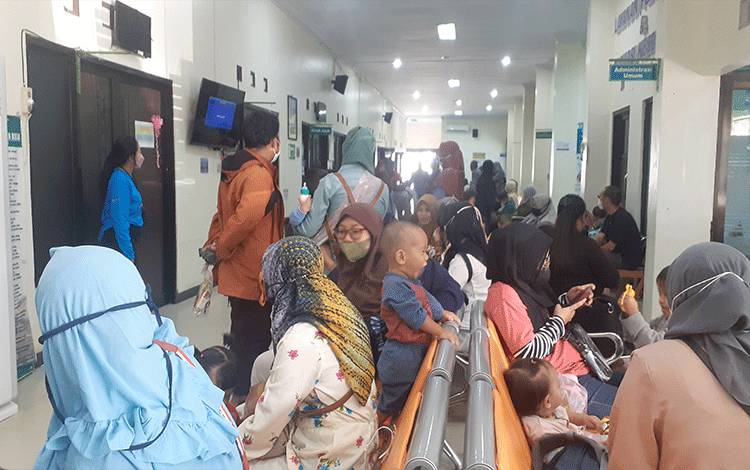 Para orang tua bersama anaknya sedang menunggu antrian untuk Skrining Pemeriksaan Pendengaran Balita Gratis oleh RSUD Sultan Imannudin Pangakalan Bun, Sabtu, 4 Maret 2023. (FOTO: NURITA)