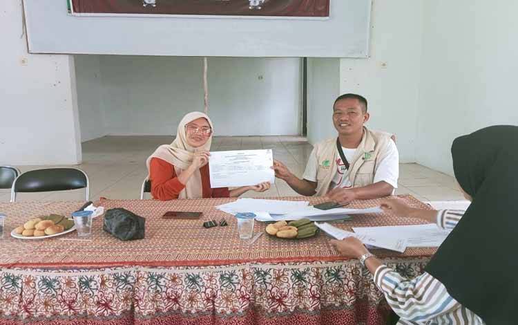 Lurah Kalampangan, Yunita Martina menyerahkan berkas isian UMKM kepada tim HHCM, Sabtu 4 Maret 2023
