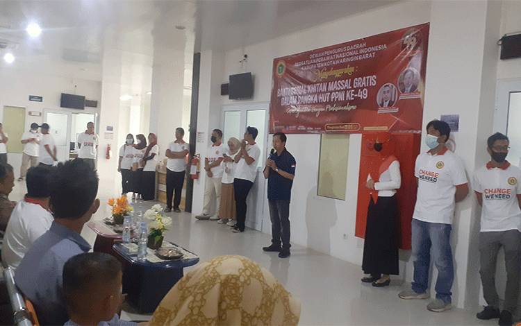 Ketua Ketua DPD PPNI Kobar, Aimandinata memberikan sambutan dan laporan mengenai kegiatan Bakti Sosial Khitan Massal Gratis Dalam Rangka HUT PPNI ke 49, Minggu, 5 Maret 2023 (FOTO: NURITA).