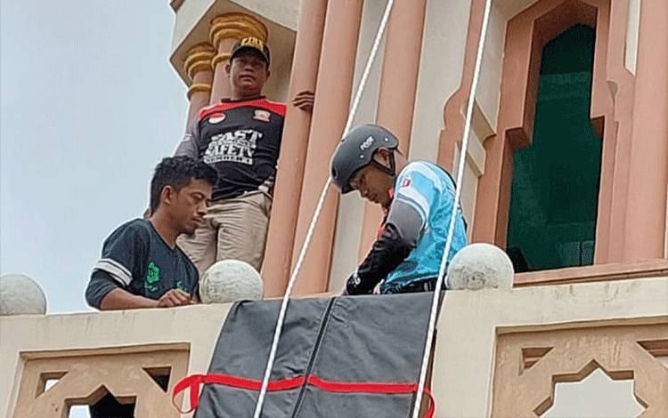 Latihan vertical rescue di bangunan Masjid Sabilal Mujahidin Ampah Kabupaten Barito Timur, Minggu, 5 Maret 2023. (FOTO: BPK SAMUJA)