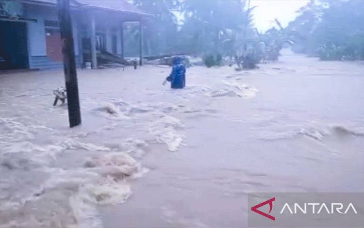 Tankapan layar video warga saat terjadi banjir di Desa Air Ringau, Kecamatan Serasan Timur, Kabupaten Natuna, Provinsi Kepulauan Riau (Kepri), Minggu (5/3/2023). (ANTARA/Cherman)
